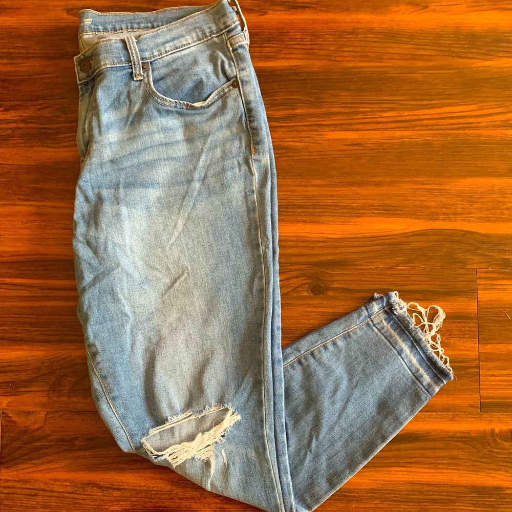 Old Navy Light Wash Distressed Jeans 💙
